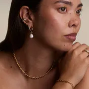 Astrid & Miyu Wave Pavé Crystal Hoops créoles dorées