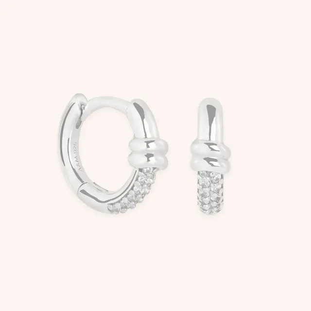 Astrid & Miyu Pavé Knot Huggies argent nœud pavé