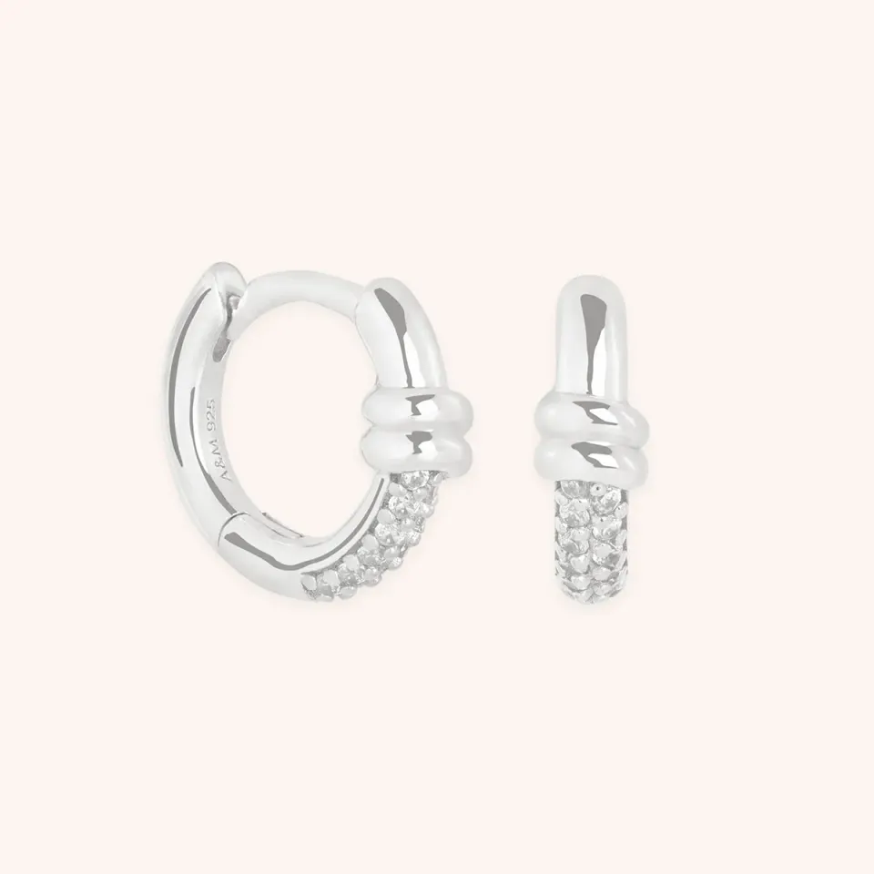 Astrid & Miyu Pavé Knot Huggies argent nœud pavé