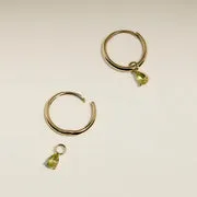 Astrid & Miyu Peridot August charm or massif pierre d'août