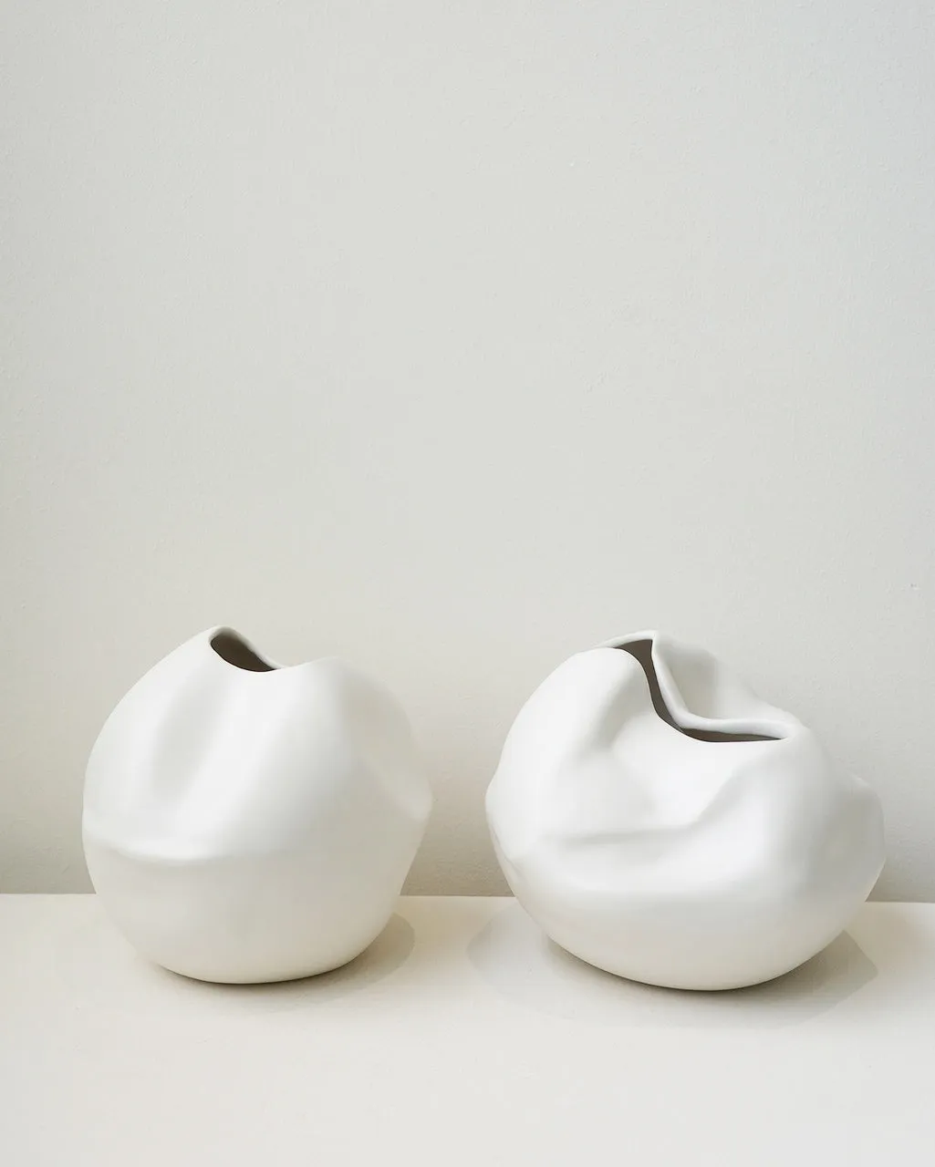 Completedworks Banned Book No. 2 grand vase blanc mat céramique