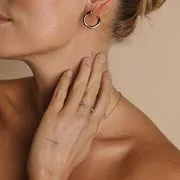 Astrid & Miyu Opal Pear Band bague or opale poire
