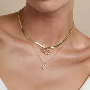 Astrid & Miyu M Initial Pavé collier pendentif doré