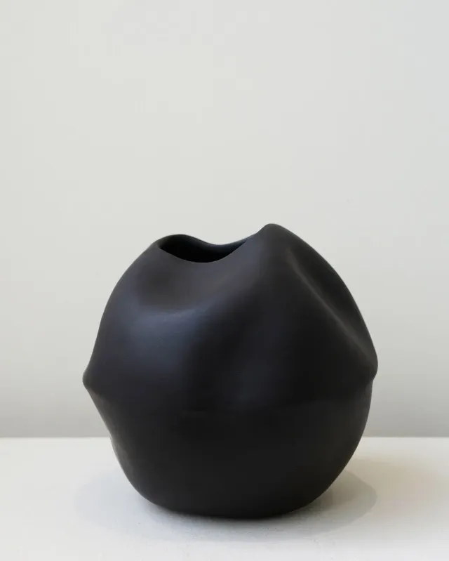 Completedworks Fold Banned Book No.2 vase noir mat grand