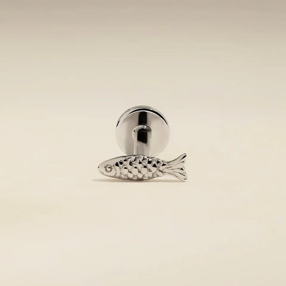 Astrid & Miyu Fish Piercing Stud piercing or blanc