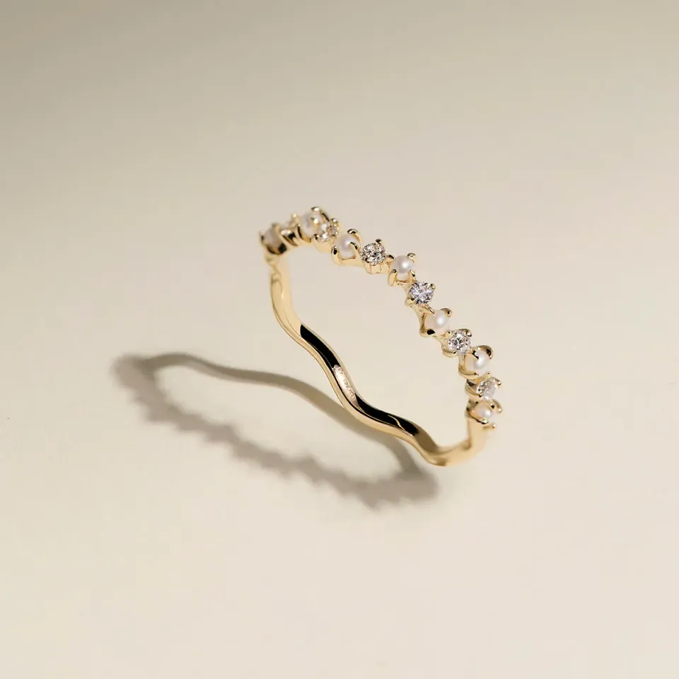 Astrid & Miyu Diamond Pearl Scalloped bague or massif