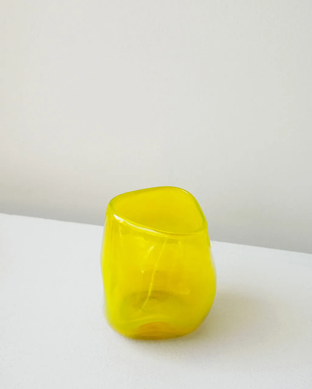 Completedworks Thaw verre jaune verre recyclé