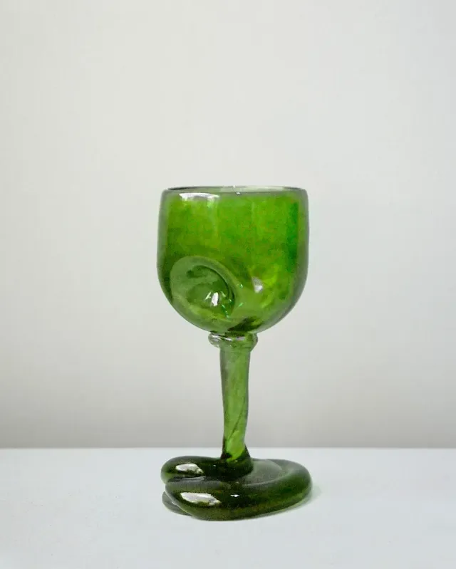 Completedworks Thaw verre à vin vert feuille recyclé