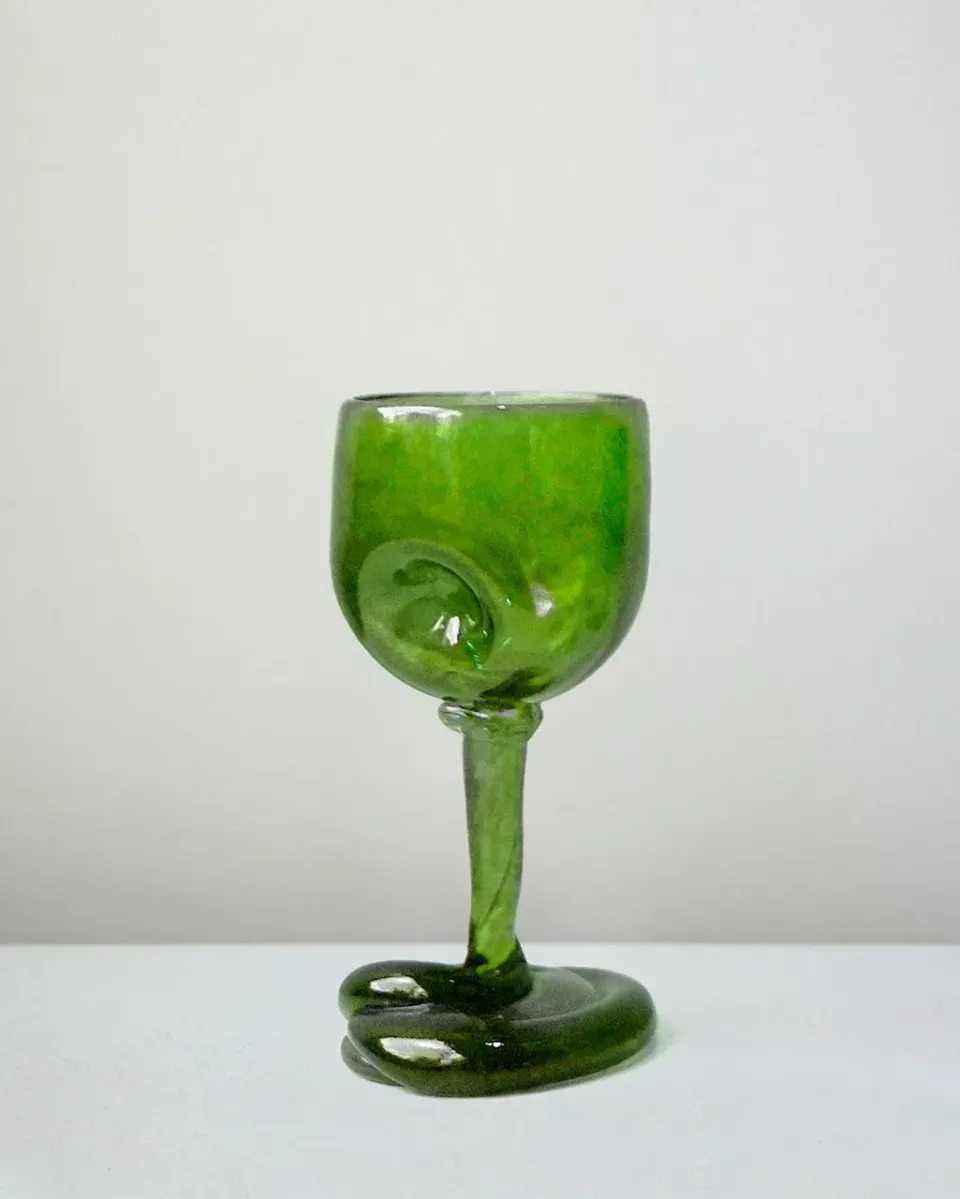 Completedworks Thaw verre à vin vert feuille recyclé