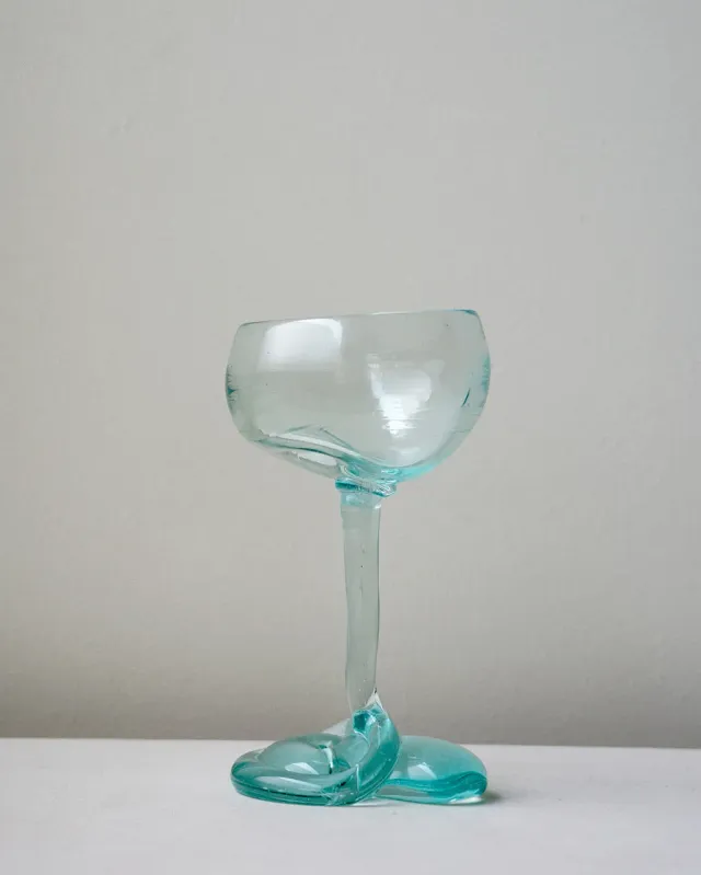 Completedworks Thaw coupe verre bleu recyclé