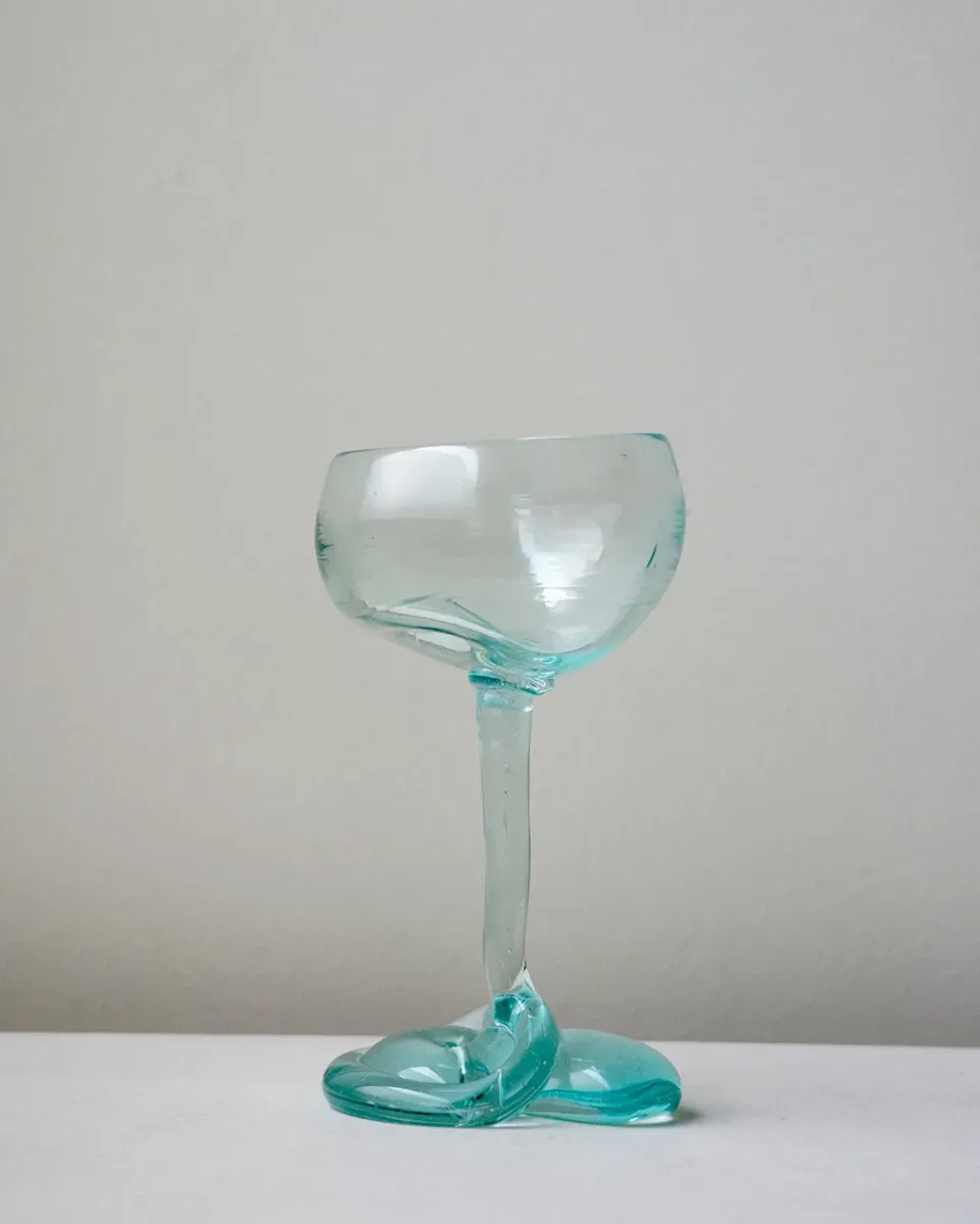 Completedworks Thaw coupe verre bleu recyclé