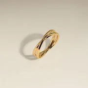 Astrid & Miyu Crossover Illusion bague dorée croisée