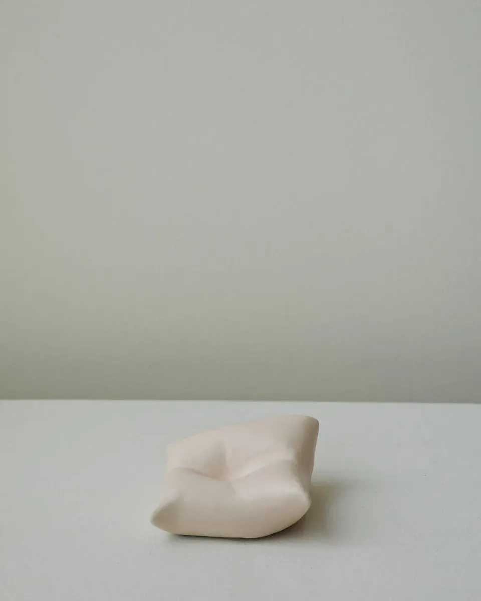 Completedworks Bumped II vase céramique pêche mat