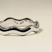 Astrid & Miyu Scalloped Band bague argent festonnée