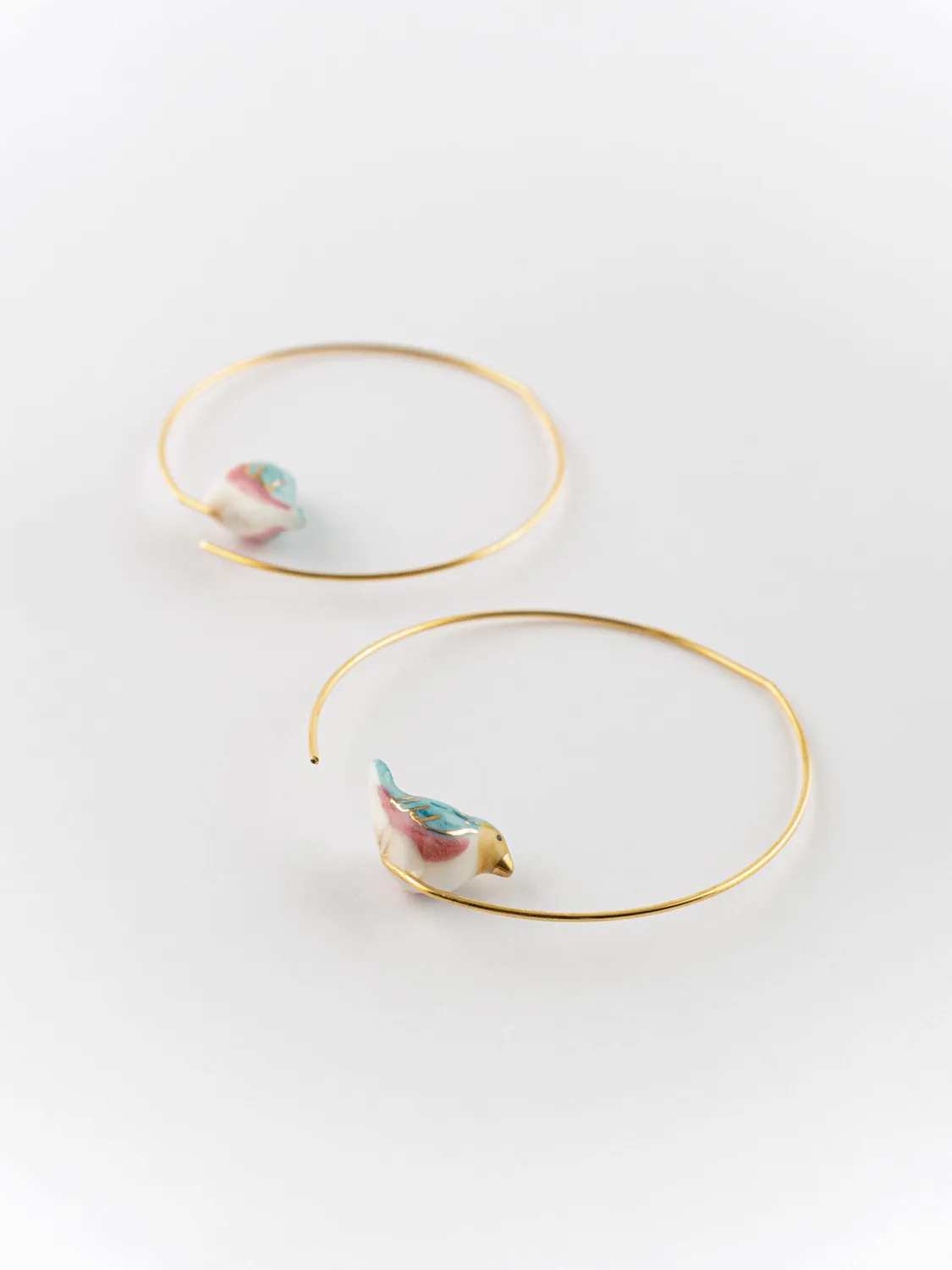 Nach Bijoux Moyennes créoles Oiseau bleu boucles d'oreilles porcelaine