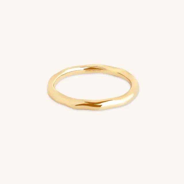 Astrid & Miyu Molten Band bague or massif martelée