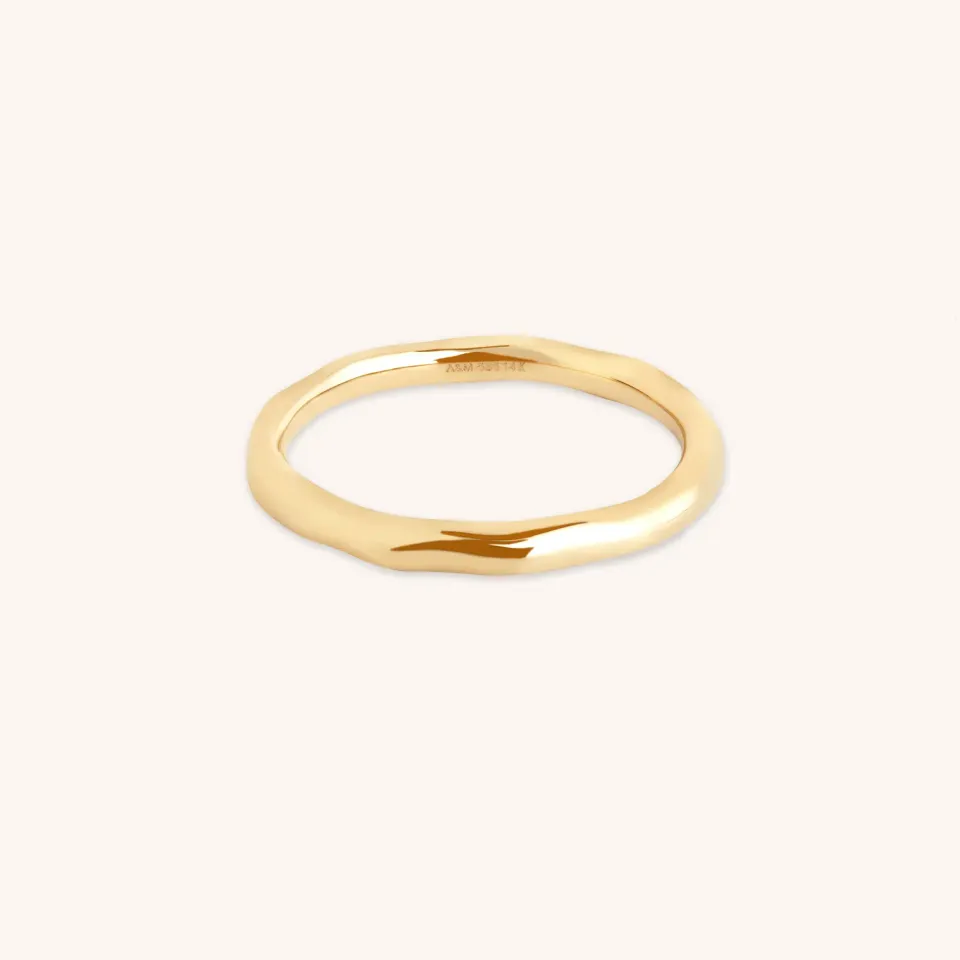 Astrid & Miyu Molten Band bague or massif martelée