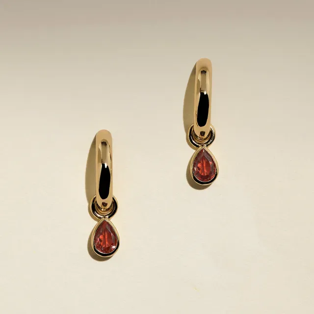 Astrid & Miyu Sunset Pear Charm Hoops boucles dorées poire