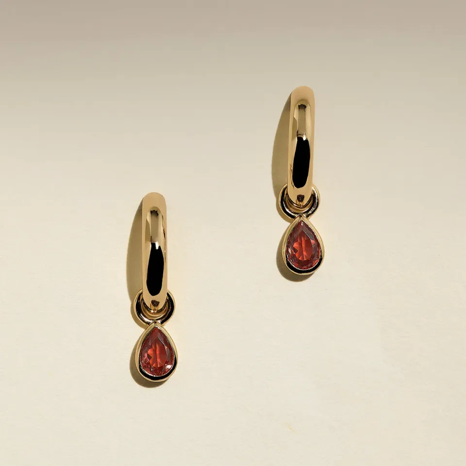 Astrid & Miyu Sunset Pear Charm Hoops boucles dorées poire