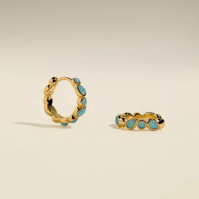 Astrid & Miyu Opal Bezel créoles opale plaqué or 18 carats