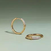Astrid & Miyu Pavé Knot créoles or nœud pavé