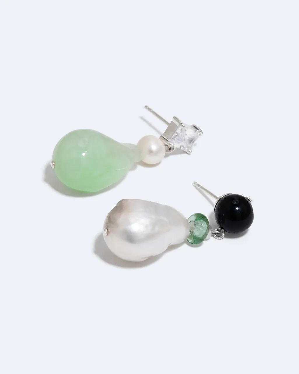 Completedworks Peat boucles d'oreilles perle onyx dépareillées