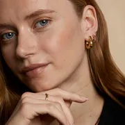 Astrid & Miyu Saddle Medium Hoops créoles or sculptées