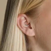 Astrid & Miyu Molten Daith anneau piercing or blanc