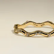Astrid & Miyu Scalloped Crystal bague dorée pavée