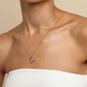 Astrid & Miyu V Initial Bold Collier or lettre V large