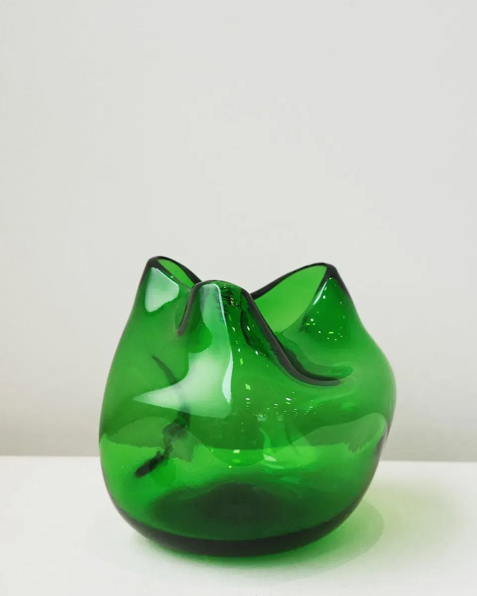 Completedworks The Bubble to End all Bubbles vase vert verre recyclé