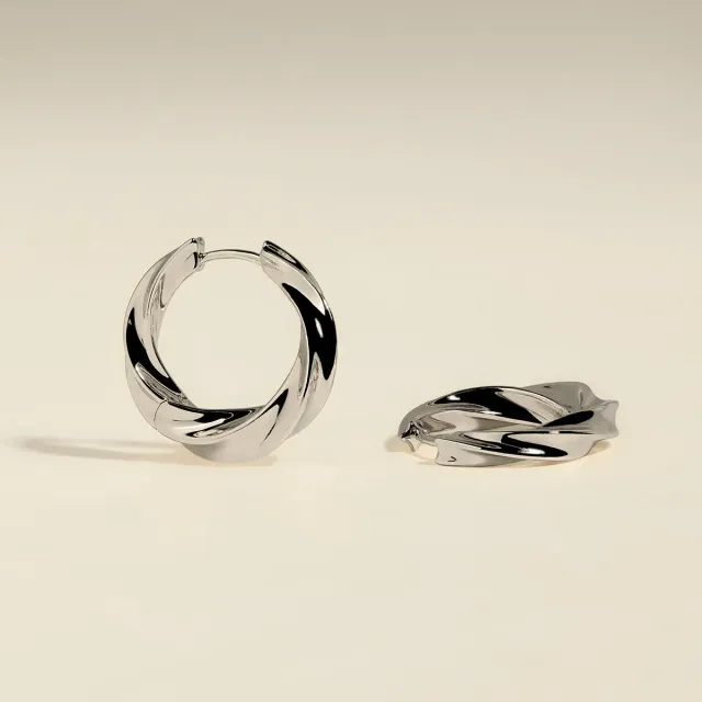 Astrid & Miyu Cosmic Twist Large créoles argent torsadé