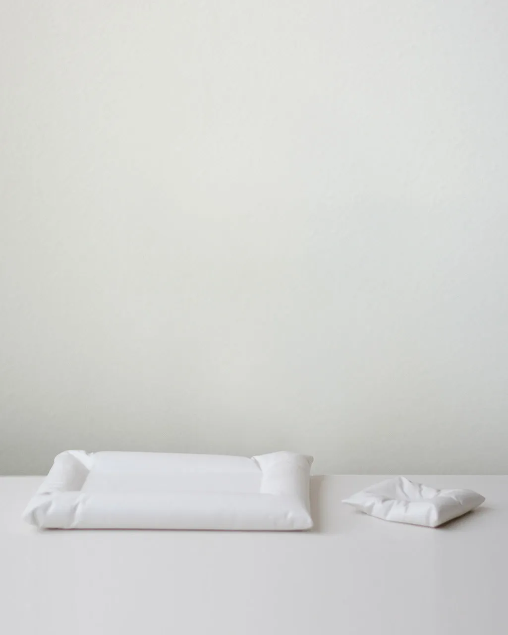Completedworks Fold Plush vase coussin blanc mat céramique