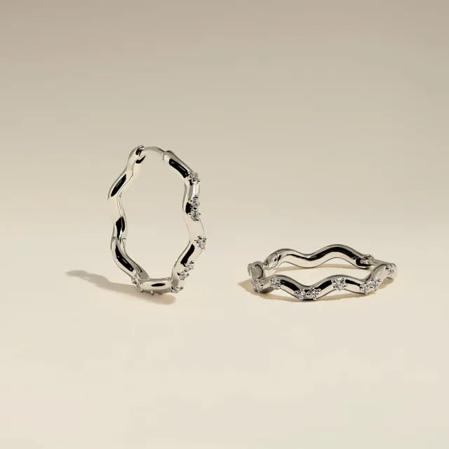 Astrid & Miyu Scalloped Crystal créoles moyennes argent