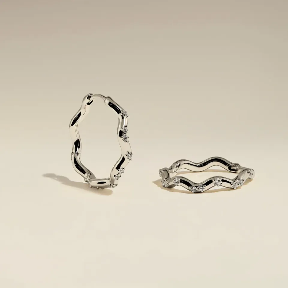 Astrid & Miyu Scalloped Crystal créoles moyennes argent