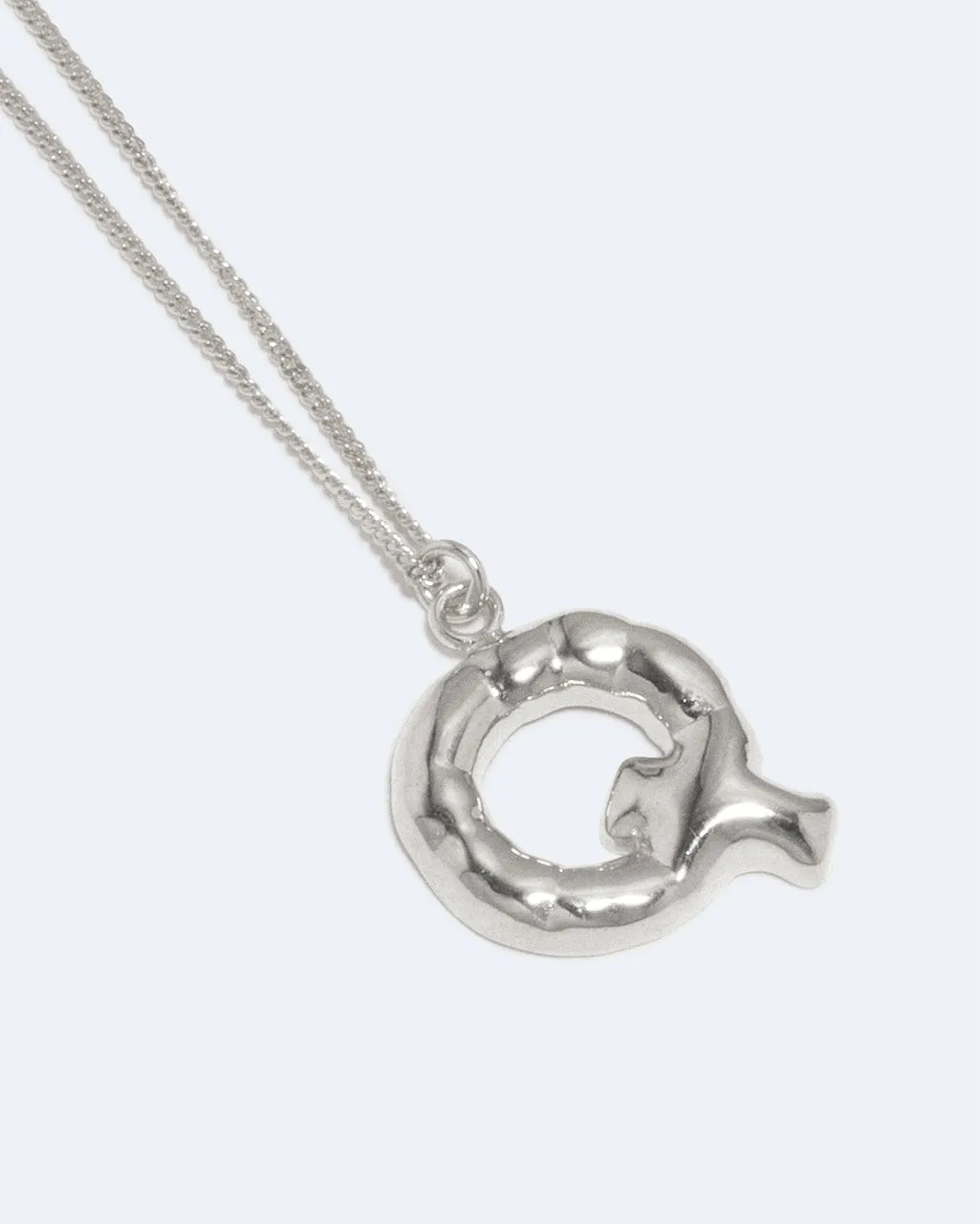 Completedworks Classicworks Q collier lettre Q argent