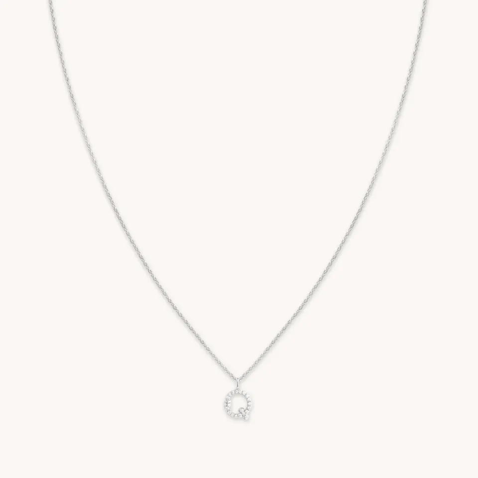 Astrid & Miyu Q Initial Pavé collier argent initiale Q