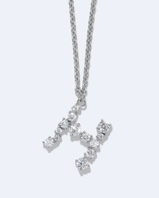 Completedworks Glitchy H collier pendentif zircone argenté