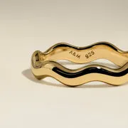 Astrid & Miyu Scalloped Band bague dorée festonnée