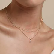 Astrid & Miyu V Initial Pavé collier or initiale V