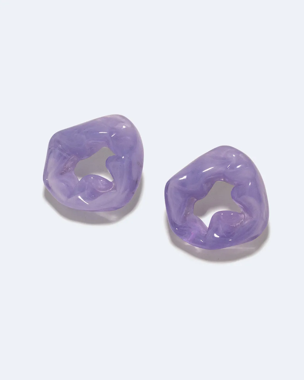 Completedworks Scrunch boucles d'oreilles résine lilas vermeil