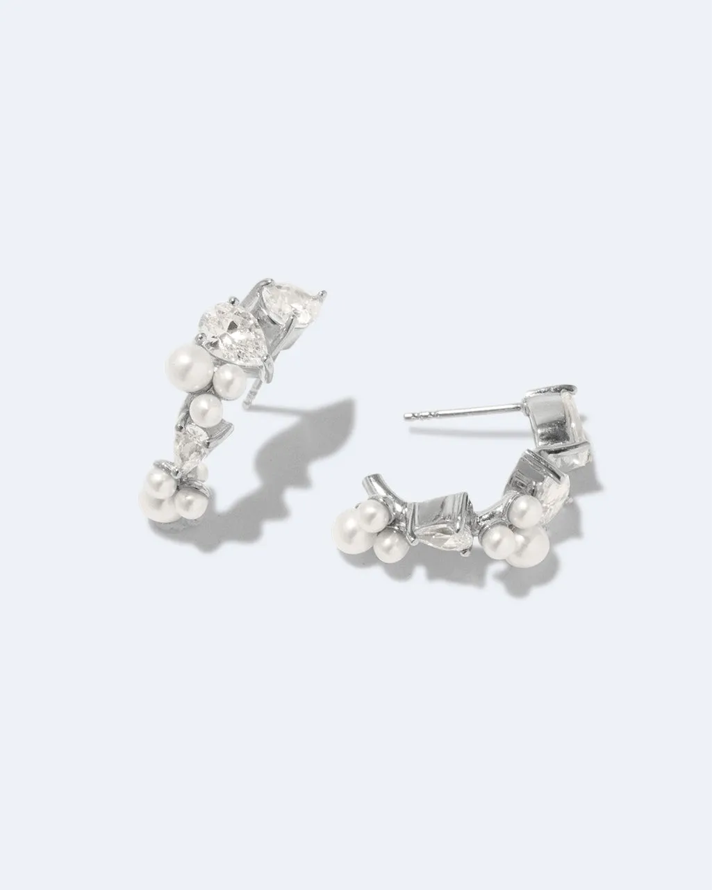 Completedworks Chasing Shadows boucles perle zirconia argent