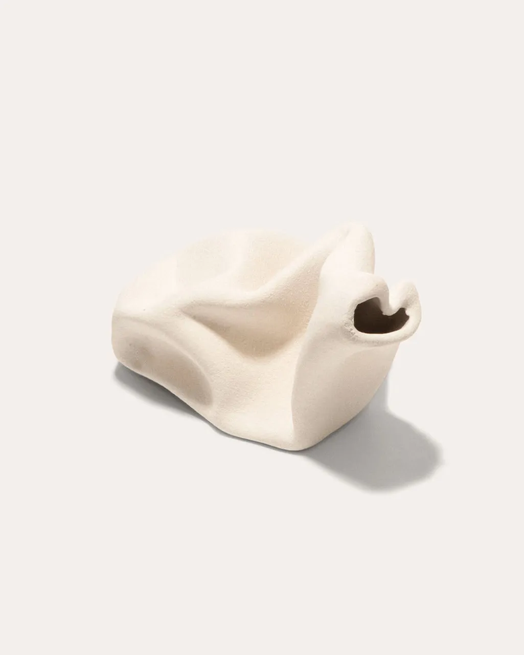 Completedworks Sleeping Goliath vase céramique beige texturé
