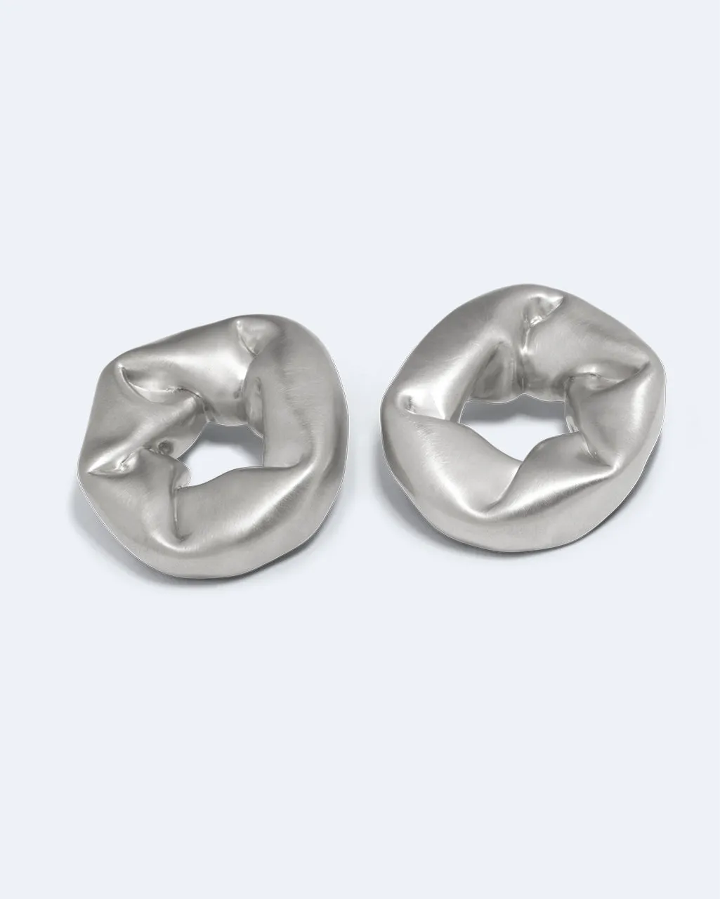 Completedworks Oversized Scrunch boucles argent satiné