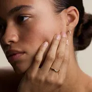 Astrid & Miyu Scalloped Band bague dorée festonnée