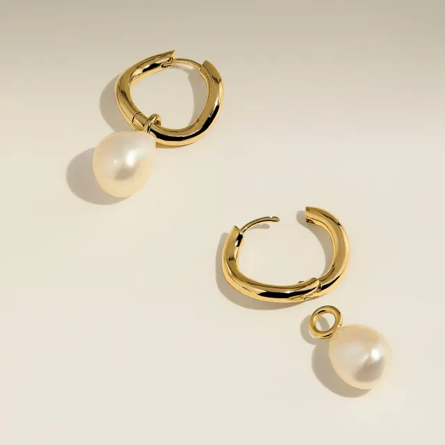Astrid & Miyu Serenity Pearl Charm créoles dorées perle