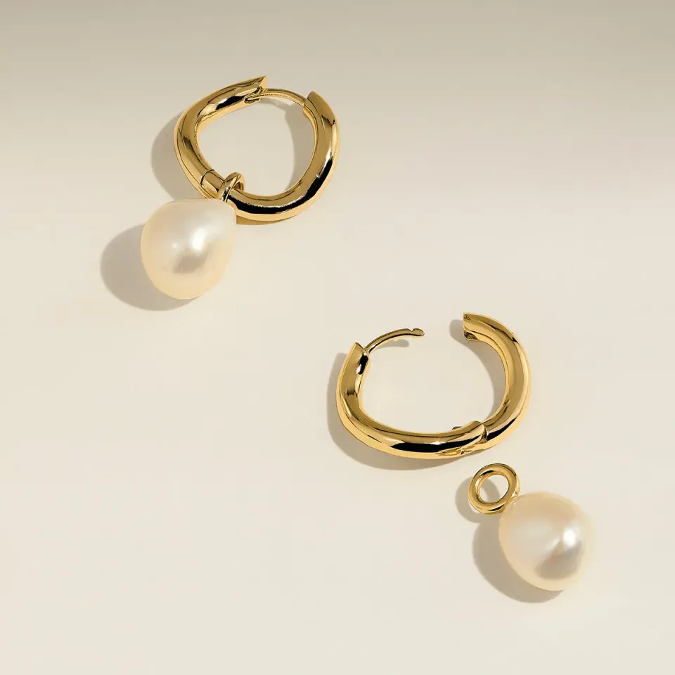 Astrid & Miyu Serenity Pearl Charm créoles dorées perle