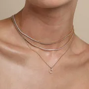 Astrid & Miyu C Initial Pavé collier initiale doré