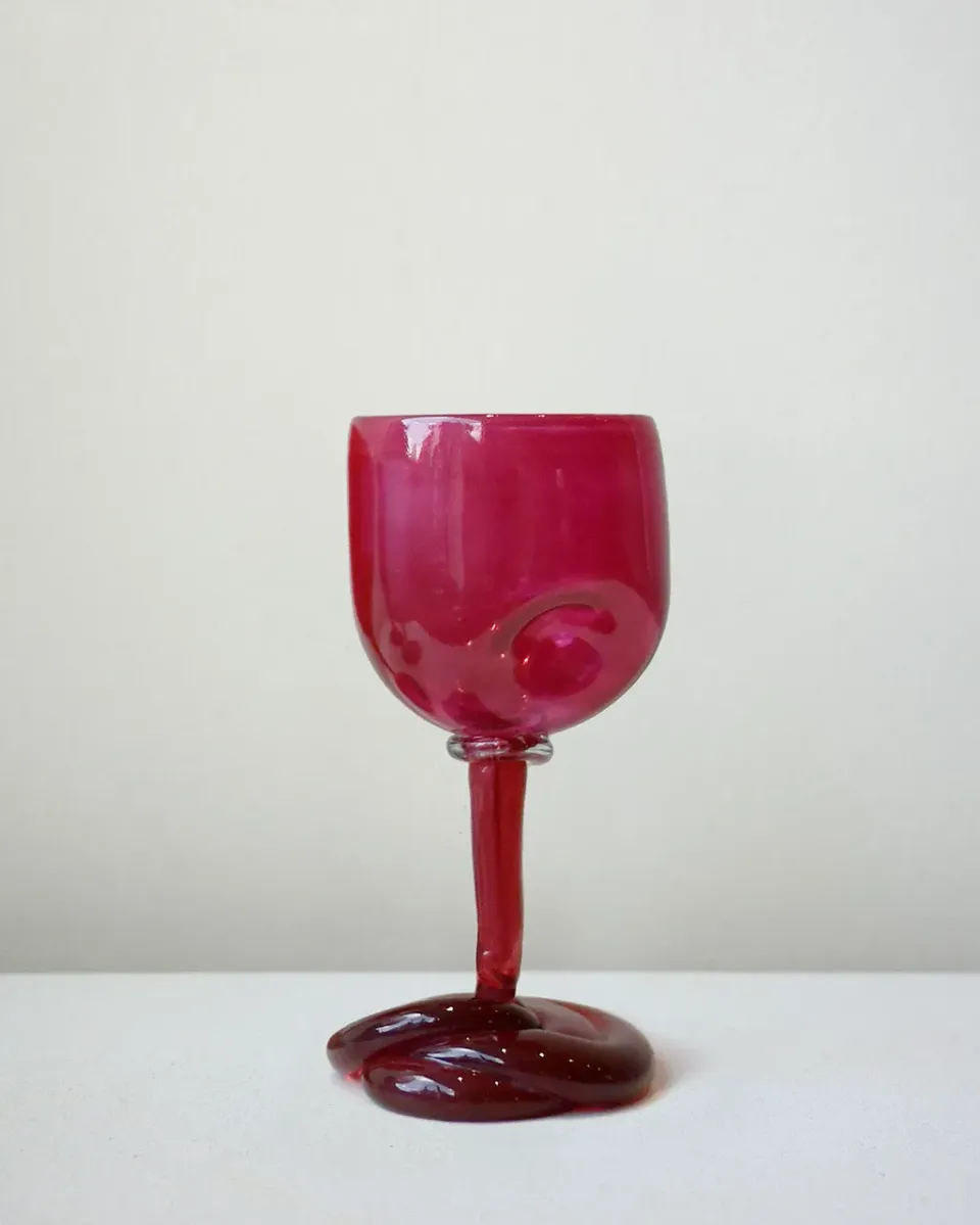 Completedworks Thaw verre à vin recyclé magenta