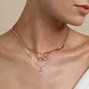 Astrid & Miyu Initial Pavé collier P doré pavé